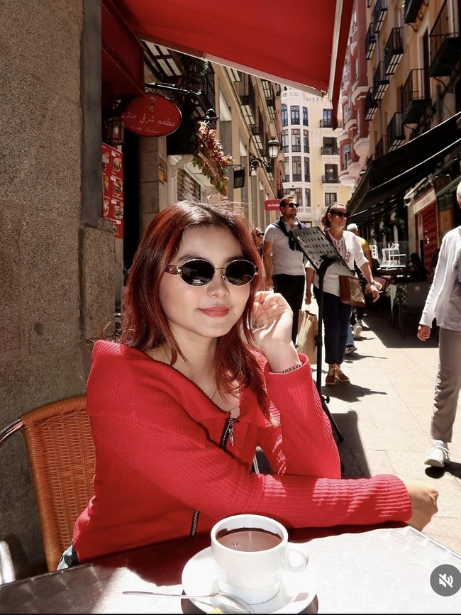 Cantiknya Cesen, Istri Marshel Widianto saat Nongkrong dan Makan di Resto