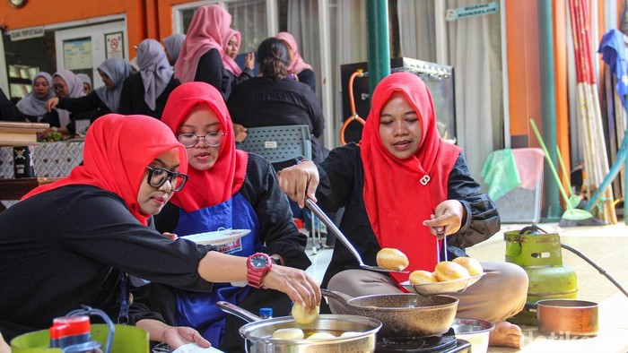 Suku Dinas Tenaga Kerja, Transmigrasi, dan Energi (Nakertransgi) Jakarta Selatan menggelar pelatihan kerja mandiri bagi warga Pasar Minggu melalui program pembuatan aneka kue. Kegiatan ini berlangsung di RPTRA Kemuning sebagai upaya meningkatkan keterampilan masyarakat di bidang kuliner.