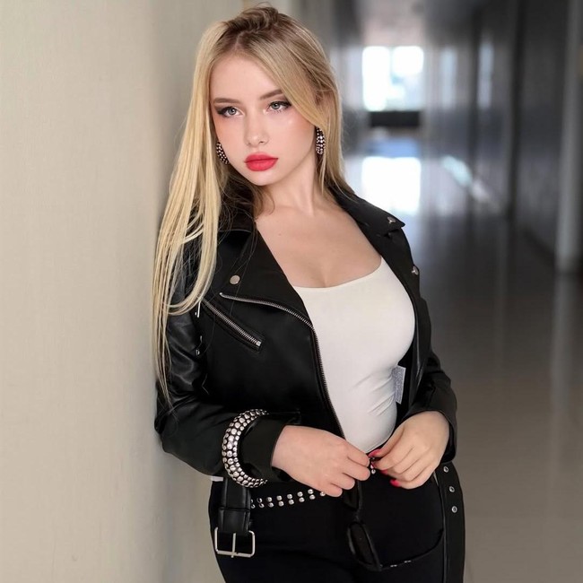 Alasan Dasha Gartman Si Bule Barbie Single di Usia 42