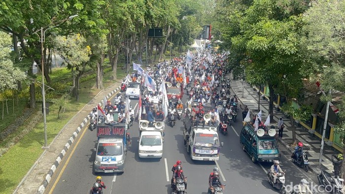 Demo buruh di Surabaya