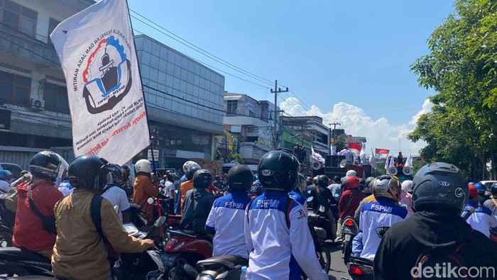 Demo Buruh di Surabaya