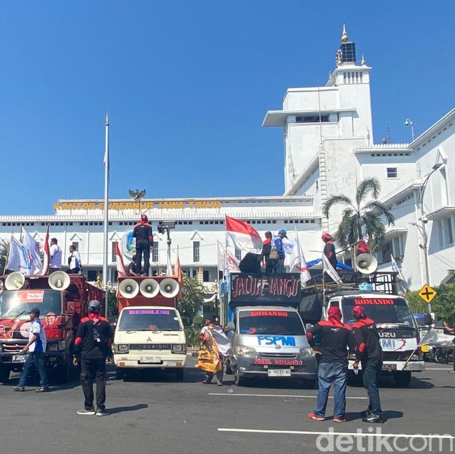 Demo Buruh di Surabaya