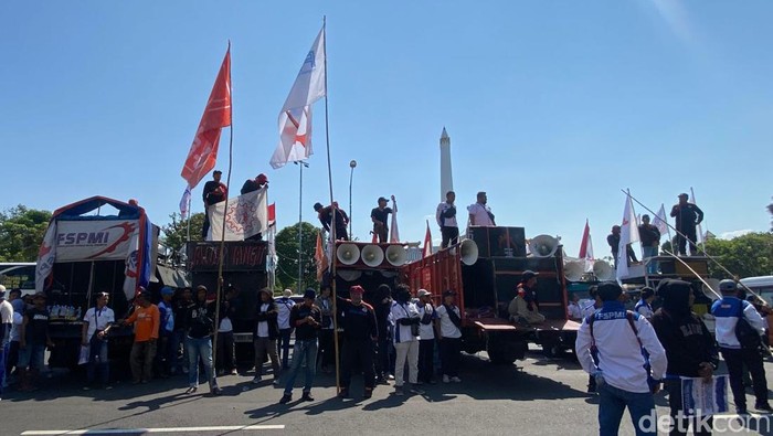Demo Buruh di Surabaya
