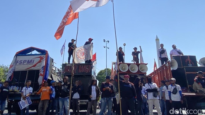 Demo buruh di Surabaya