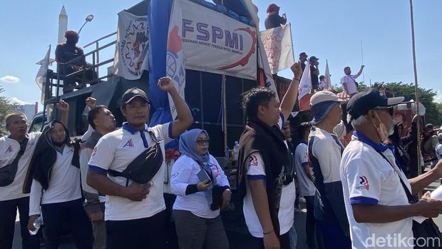 Demo buruh di Surabaya Demo buruh di Surabaya