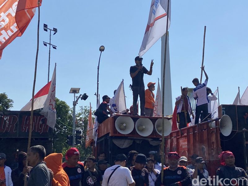 Demo buruh di Surabaya Demo buruh di Surabaya