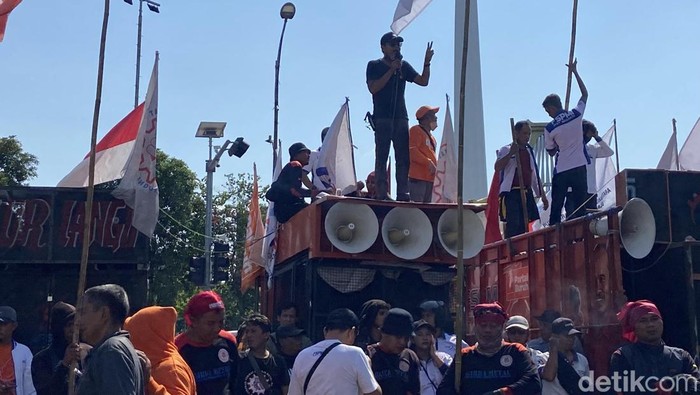 Demo buruh di Surabaya