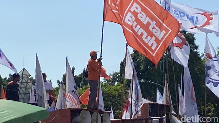 Demo buruh di Surabaya.