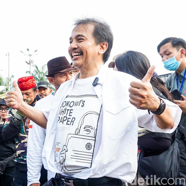 Demo di DPR, Roy Suryo Tuntut Jokowi Buka Ijazah ke Publik