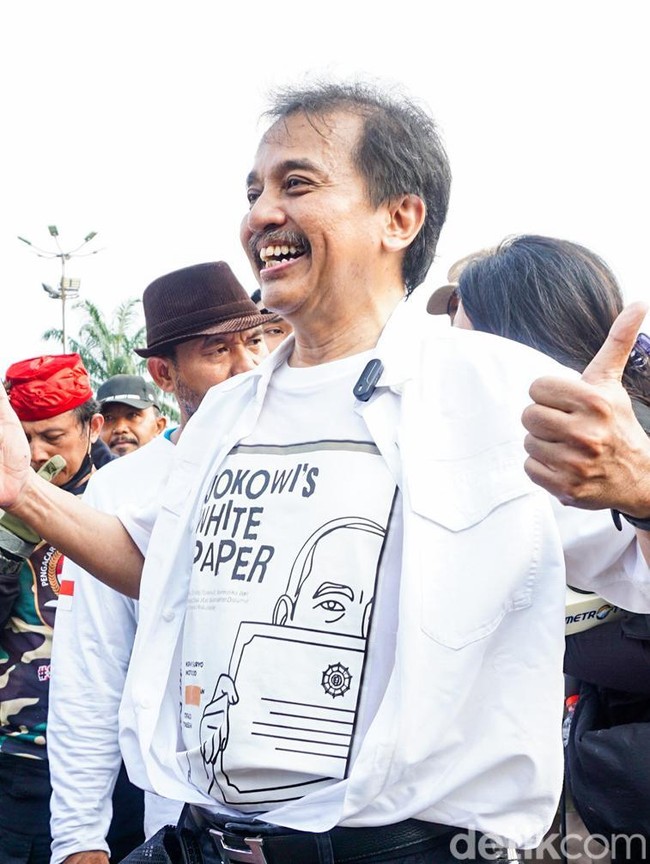Demo di DPR, Roy Suryo Tuntut Jokowi Buka Ijazah ke Publik