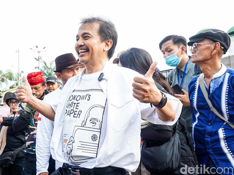 Demo di DPR, Roy Suryo Tuntut Jokowi Buka Ijazah ke Publik