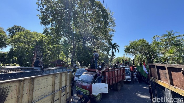 Ratusan truk sampah memenuhi kantor Gubernur Bali, Kamis (16/4/2026).