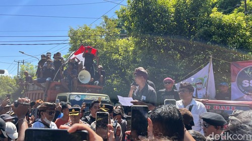 I Wayan Suarta saat berorasi di depan Kantor Pusat Pengendalian Lingkungan Bali-Nusra di Renon, Denpasar, Kamis (16/4/2026).