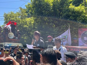 Massa Forum SSB Demo Minta Prabowo Turun Tangan Atasi Sampah di Bali