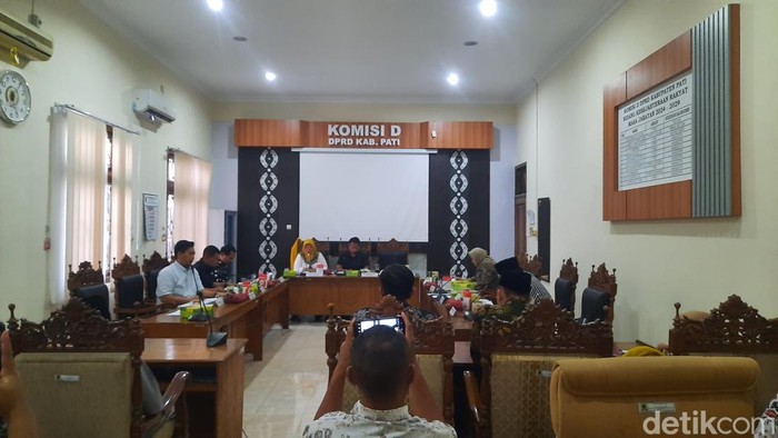Suasana pertemuan pihak SMP Negeri 1 Tayu dengan Komisi D di DPRD Pati, Kamis (16/4/2026).