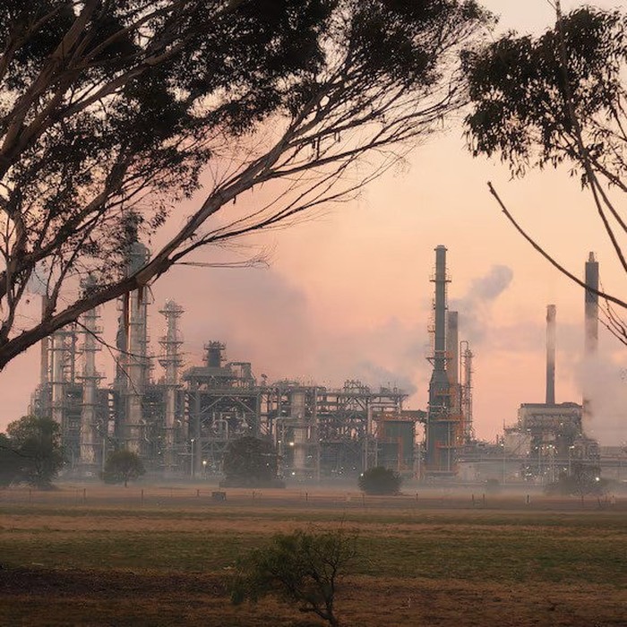 Asap mengepul setelah kebakaran di kilang minyak Geelong. (ABC News: Tara Whitchurch)