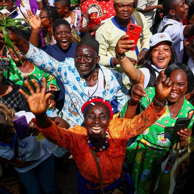 Euforia Kunjungan Paus, Jalanan Kamerun Dipenuhi Warga