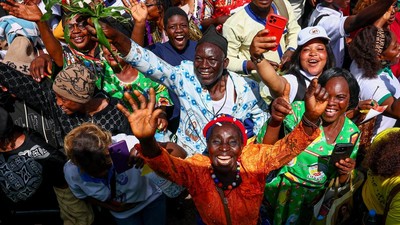 Euforia Kunjungan Paus, Jalanan Kamerun Dipenuhi Warga