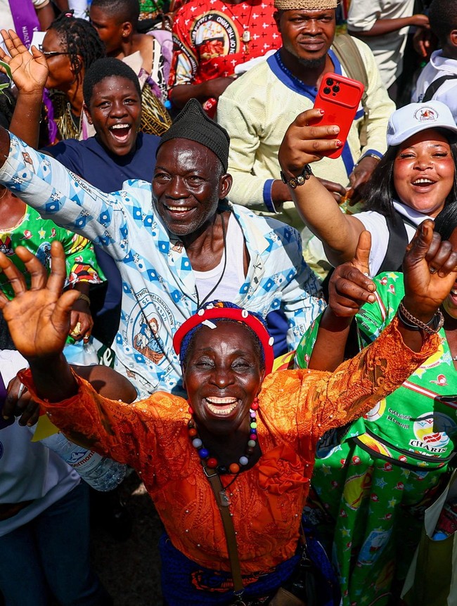 Euforia Kunjungan Paus, Jalanan Kamerun Dipenuhi Warga