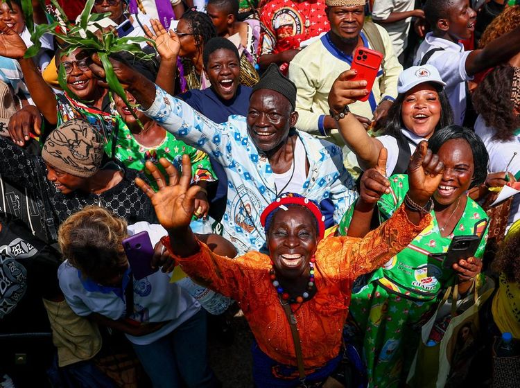 Euforia Kunjungan Paus, Jalanan Kamerun Dipenuhi Warga