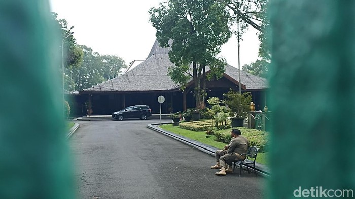 Mobil KPK terparkir di depan Pendapa Kongas Arum Kusumaning Bangsa