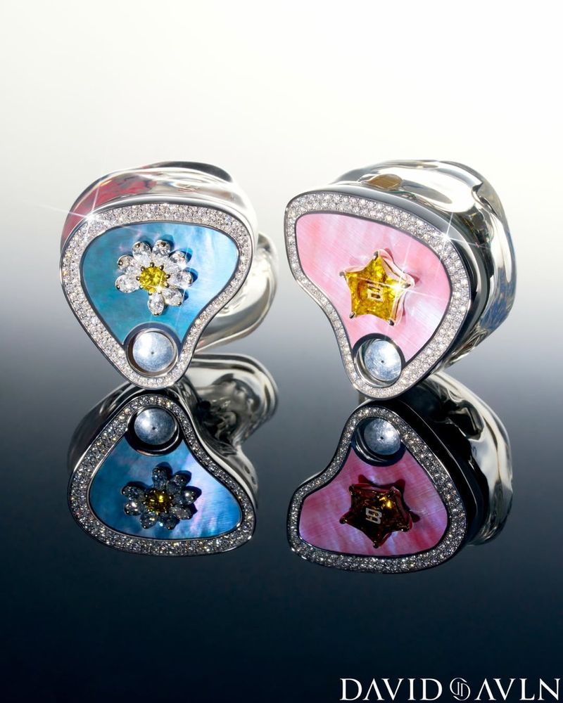 Serba Bling-bling, G-Dragon Pakai In-Ear Berhias Berlian di Coachella 2026