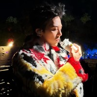 Serba Bling-bling, G-Dragon Pakai In-Ear Berhias Berlian di Coachella 2026