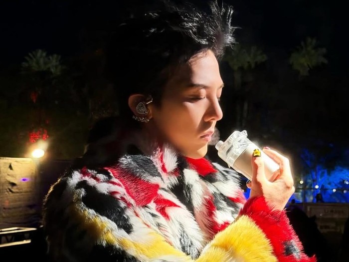 G-Dragon BIGBANG memakai in-ear monitor custom berhias berlian di Coachella 2026.