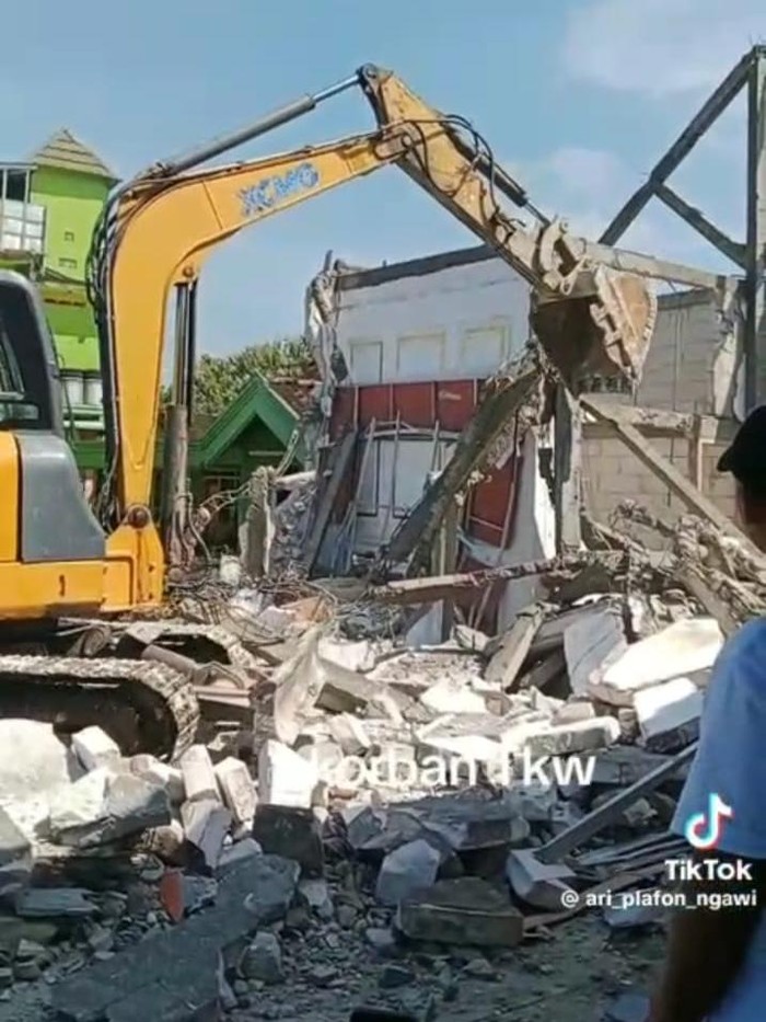 Gagal nikah, TKW robohkan rumah di tanah calon suami