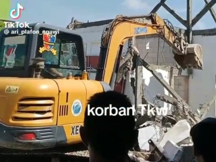 Gagal nikah, TKW robohkan rumah di tanah calon suami