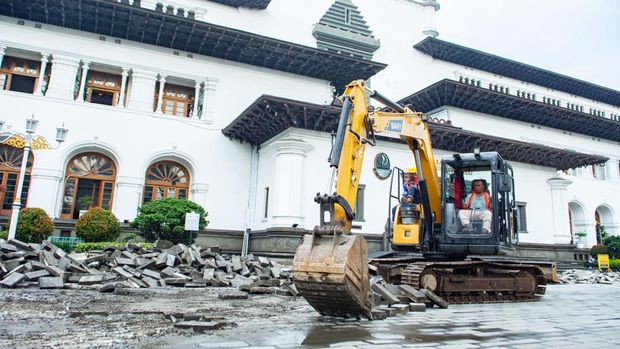 Gedung Sate Berbenah, Revitalisasi Kawasan Dikebut Pekerja mengoperasikan alat berat saat proyek perbaikan dan revitalisasi area pelataran (plaza) Gedung Sate, Bandung, Jawa Barat, Rabu (15/4/2026). Pemerintah Provinsi Jawa Barat melakukan penataan dan revitalisasi yang bertujuan memperkuat fungsi Gedung Sate dalam pusat Pemerintahan Jawa Barat serta mengintegrasikan kawasan Gedung Sate dengan Lapangan Gasibu dan Jalan Dipenegoro yang ditargetkan selesai pada Agustus mendatang. ANTARA FOTO/Novrian Arbi/nz