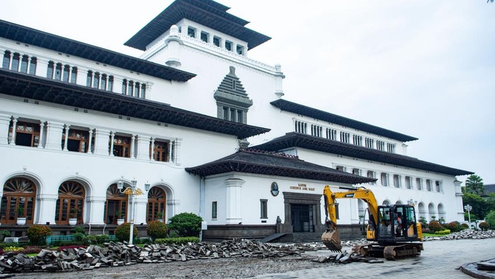 Pekerja mengoperasikan alat berat saat proyek perbaikan dan revitalisasi area pelataran (plaza) Gedung Sate, Bandung, Jawa Barat, Rabu (15/4/2026). Pemerintah Provinsi Jawa Barat melakukan penataan dan revitalisasi yang bertujuan memperkuat fungsi Gedung Sate dalam pusat Pemerintahan Jawa Barat serta mengintegrasikan kawasan Gedung Sate dengan Lapangan Gasibu dan Jalan Dipenegoro yang ditargetkan selesai pada Agustus  mendatang. ANTARA FOTO/Novrian Arbi/nz