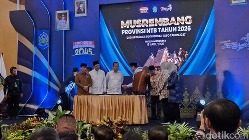 Gubernur NTB Lalu Muhamad Iqbal bersama Menteri Sosial Saifullah Yusuf dan Menteri Desa dan Pembangunan Daerah Tertinggal (Mendes PDT) Yandri Susanto saat acara Musrenbang 2026 di Mataram, Kamis (16/4/2026).
