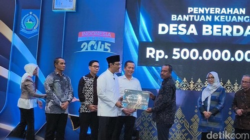 Gubernur NTB Lalu Muhamad Iqbal disaksikan Menteri Sosial RI Saifullah Yusuf saat memberikan bantuan program Desa Berdaya di Mataram, Kamis (16/4/2026).