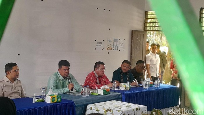 Gubsu Bobby Nasution, Wakil Ketua DPRD Sumut Ihwan Ritonga, dan Wali Kota Pematangsiantar Wesly Silalahi saat mediasi di SMA Negeri 5 Pematangsiantar