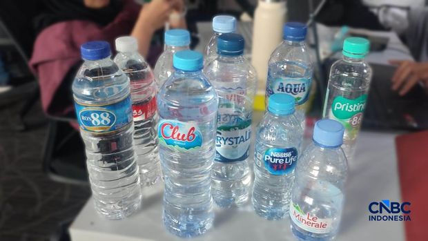 Ilustrasi air mineral botol. (CNBC Indonesia/Maesaroh)