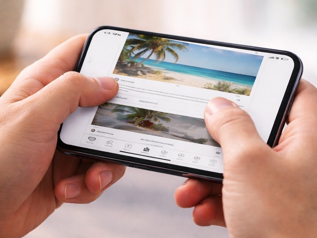 -Ilustrasi Kepribadian Berdasarkan Cara Memegang HP