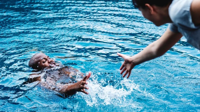 Ilustrasi menyelamatkan korban tenggelam