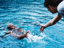 Metode RTRGT, Cara Menyelamatkan Korban Tenggelam yang Benar