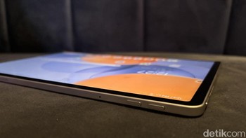 Hartoyo menjelaskan tablet ini memiliki beberapa fitur unggulan. Ia menyebutkan yang pertama, yakni layar berukuran 11,1 inch, dan sudah mempunyai teknologi yang disebut sebagai Lenovo PureSight Pro. Foto: Panji Saputro/detikINET