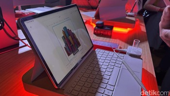 Lenovo Yoga Tab ini memiliki ketebalan bodi hanya 6,2mm, sementara beratnya sekitar 450 gram. Selain itu, tablet ini juga diperkuat dengan Corning Gorilla Glass 7i berukuran 0,4mm. Untuk RAM sebesar 12GB dengan penyimpanan internal 256GGB. Foto: Panji Saputro/detikINET