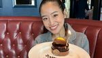 Seru! Haruka Jajan Camilan di Singapura hingga Makan Sate di Jakarta