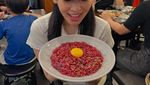 Seru! Haruka Jajan Camilan di Singapura hingga Makan Sate di Jakarta