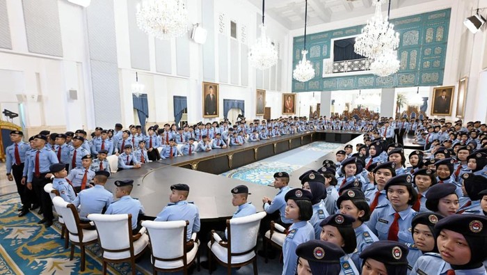 Sejumlah siswa SMA Taruna Nusantara berkunjung ke Istana Negara, Jakarta, Kamis (16/4/2026). Mereka mendapat pembekalan materi.