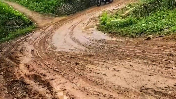 Jalan rusak yang menghubungkan Desa Cijangkar, Bojongkalong, Bojongsari, dan Sukamaju, Kabupaten Sukabumi.