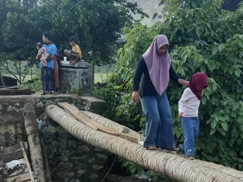 Jembatan darurat penghubung desa di Kecamatan Lembar, Lombok Barat ambruk, Selasa (14/4/2026). (Dok. Kepala Desa Sekotong Timur/Marwan Hakim)
