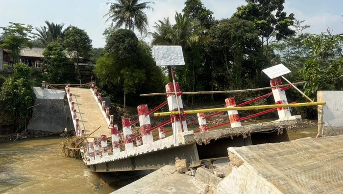 Jembatan penghubung desa di Rumpin Bogor ambruk