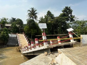 Jembatan di Rumpin Bogor Ambruk, Warga Bantaran Sungai Diimbau Waspada