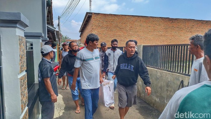 Jenazah security SMAN 1 Banjaran, Agus Sutisna (52) saat dibawa petugas gabungan.