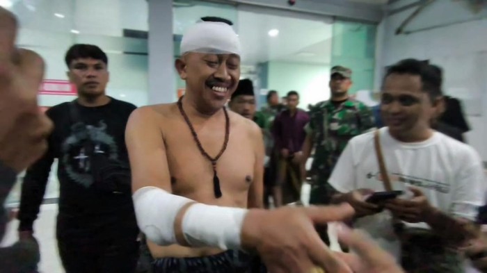 Seorang Kades di Desa Pakel, Kecamatan Gucialit, Lumajang, Sampurno, dikeroyok warganya menggunakan senjata tajam. 